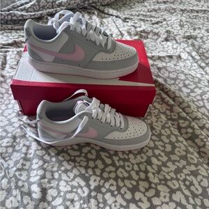 Nike Girls Low-Top Sneakers — Light Gray with Pink Swoosh